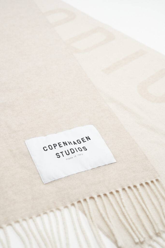 Studio Copenhagen CPH SHAWL 1 wool mix beige Im Verkauf
