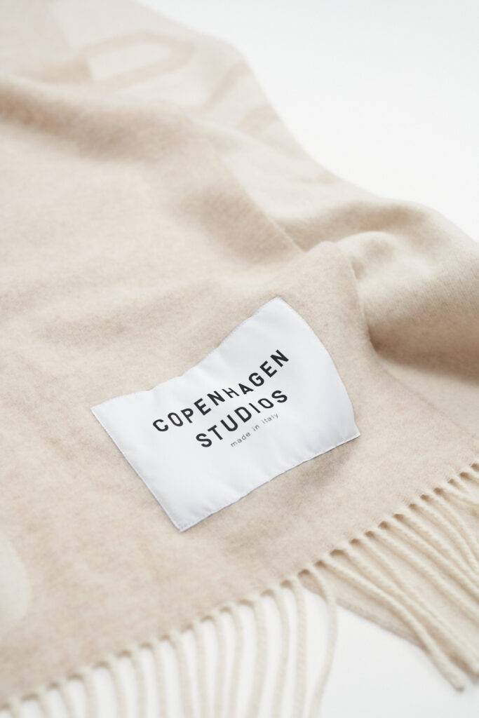 Studio Copenhagen CPH SHAWL 1 wool mix beige Im Verkauf